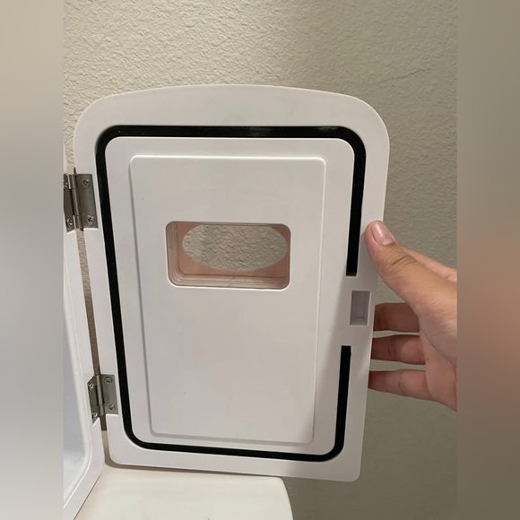 PINK FRIGIDAIRE RETRO MINI FRIDGE + PLUG - Picture 5 of 11